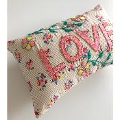 Mini Coussin Csao brodé LOVE - Fleuri marine et rose