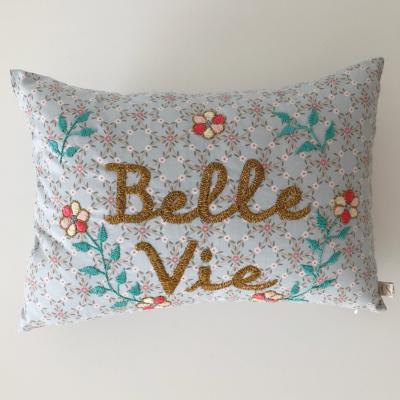 Coussin Message brodé Belle Vie - fleuri bleu ciel